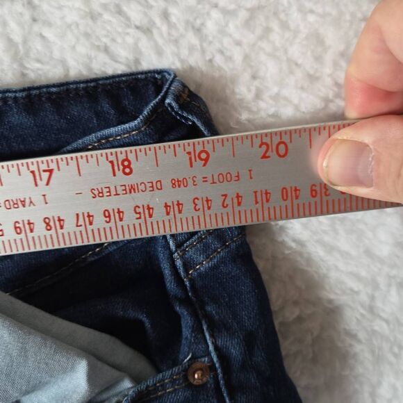 Signature By Levi Strauss Women's Mid-Rise Slim Fit Capri Jeans Blue Size 20 - Picture 3 of 7